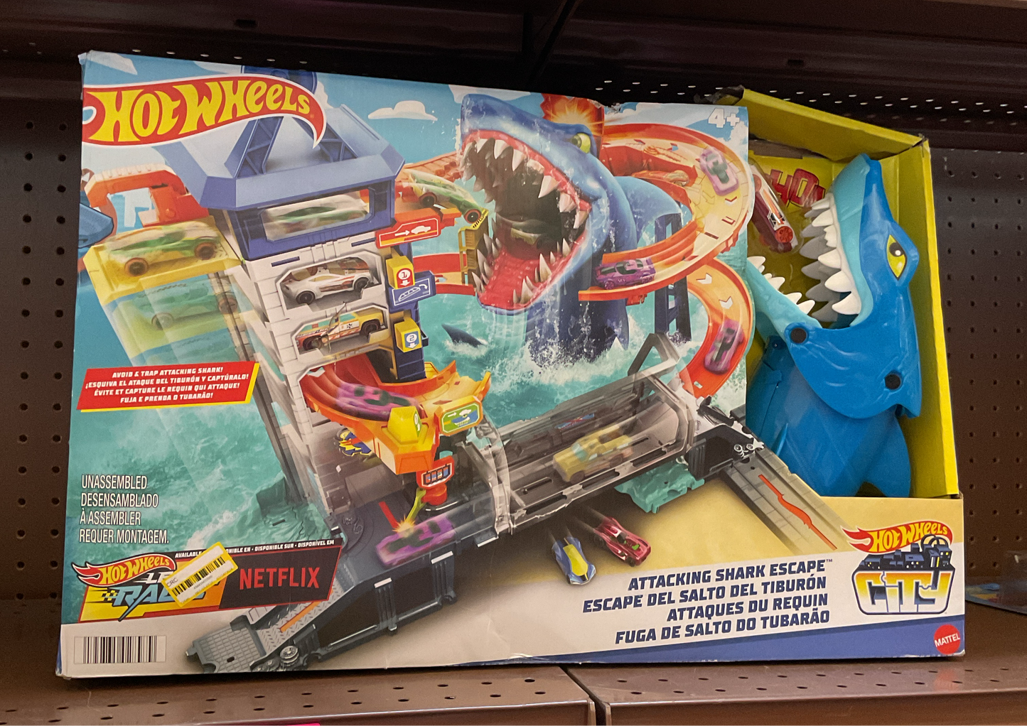 Hot Wheels City Attacking Shark Escape Playset with 1 Toy Car in 1:64 Scale- DAMAGED BOX