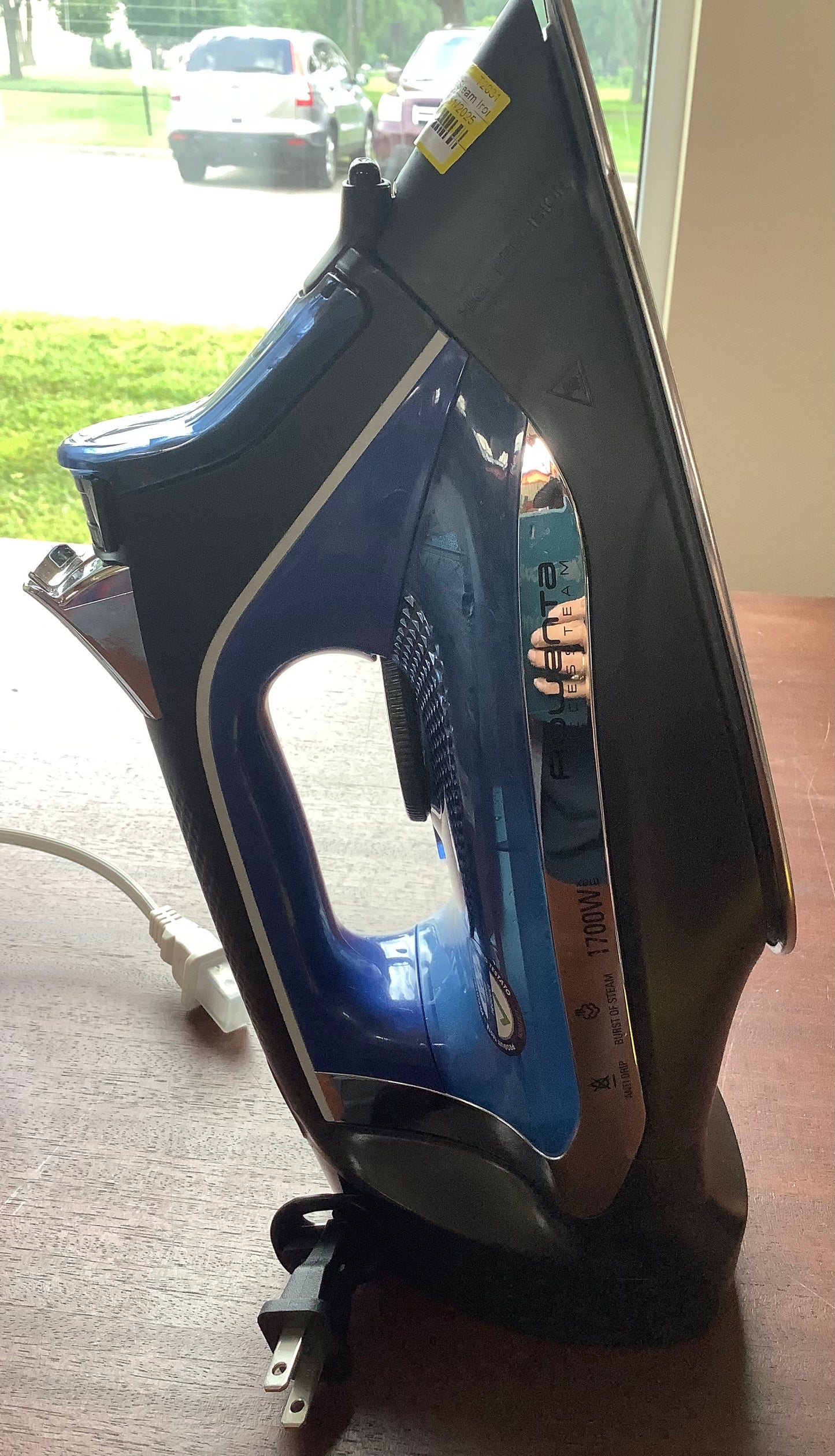 THRIFTY 70-Rowenta Steam Iron Access Steam Vertical Steaming
Blue/Black