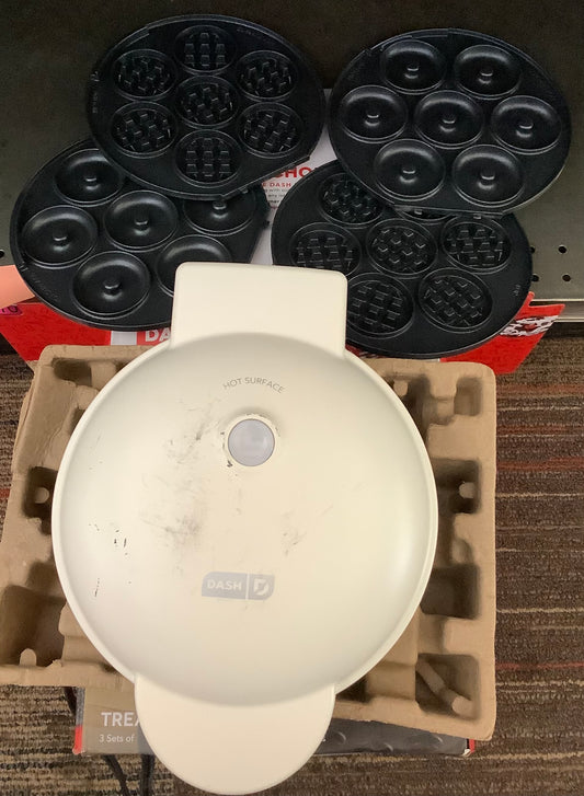 (Clearance )Dash MultiMaker Treat Maker System with Waffle Bite, Mini Donut, & Mini Cupcake Plates Cream: Nonstick, 7 Cavities,
800W