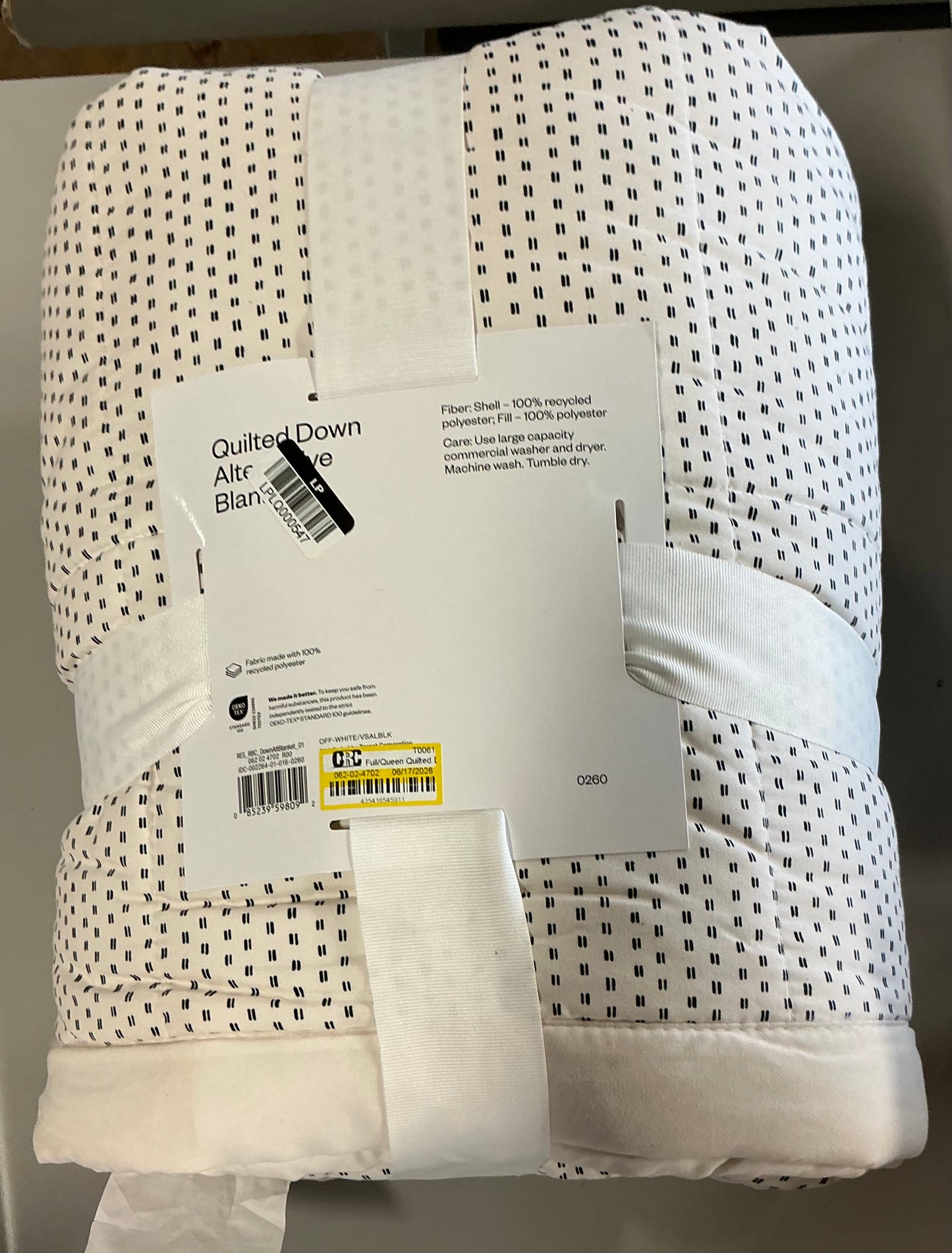 Full/Queen Quilted Down Alternative Bed Blanket - Ivory/Dash - Room Essentials™: Reversible Woven Shapes, 180 Thread Count - Some Dust From Shipping (see pictures)