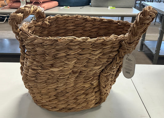 Medium chunky weave basket - 16.93” (H) x 14.57” (W) x 16.14” (D) - AS IS - SOME MINOR COSMETIC FLAWS - PICK UP ONLY