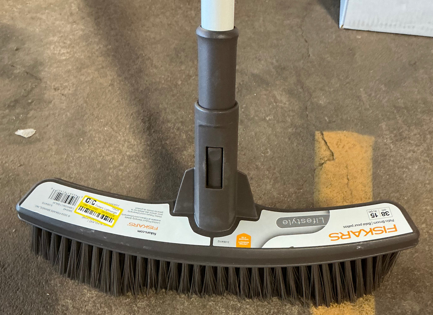 Fiskars lightweight outdoor broom metal - PICK UP ONLY