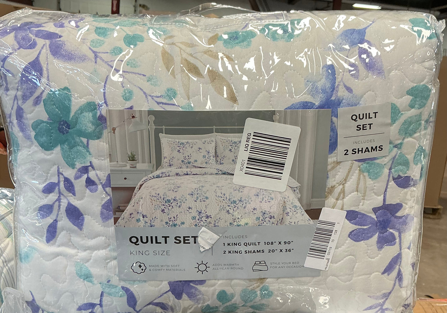Quilt Set in king size featuring a floral print in blue and white. 3pcs