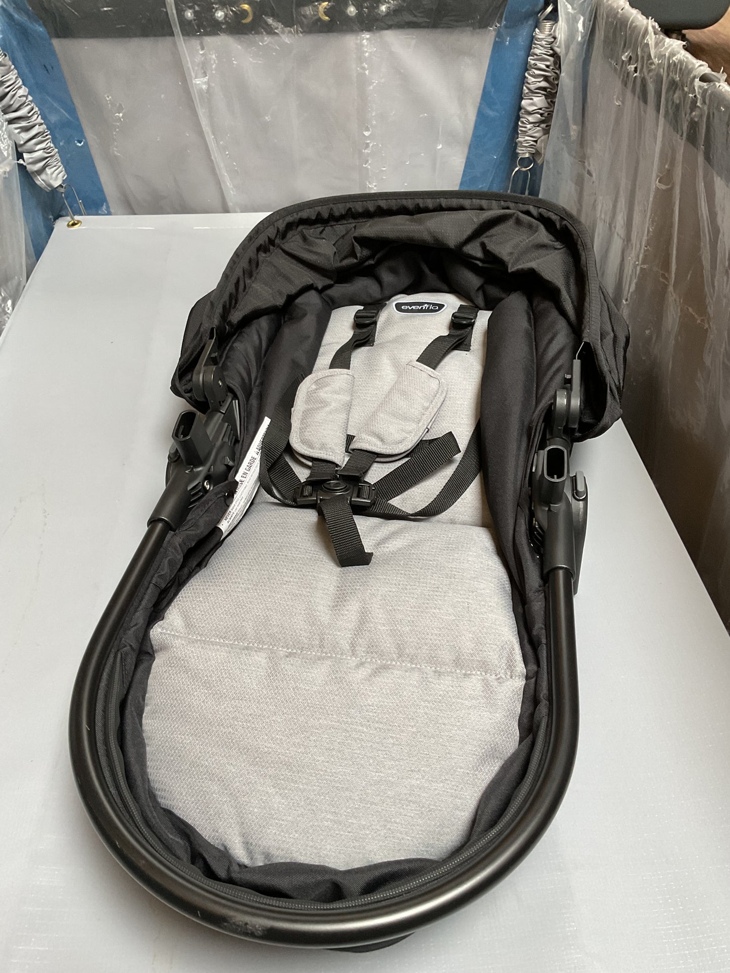 THRIFTY 70- Evenflo Pivot Travel System - Oxford
Black (Just the Seat)