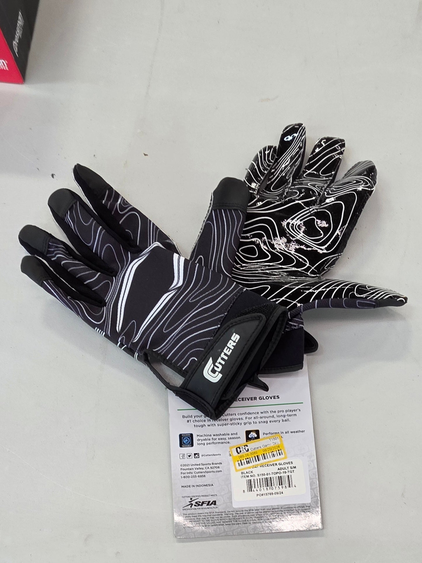 Cutters Game Day Receiver Gloves - Black S/M: Strap Closure, Silicone Material, Football Use