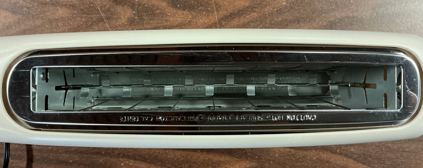 bella 2-Slice Slim Toaster, Fits-anywhere™ kitchenware - Open Box - Damaged Box (see pictures)
