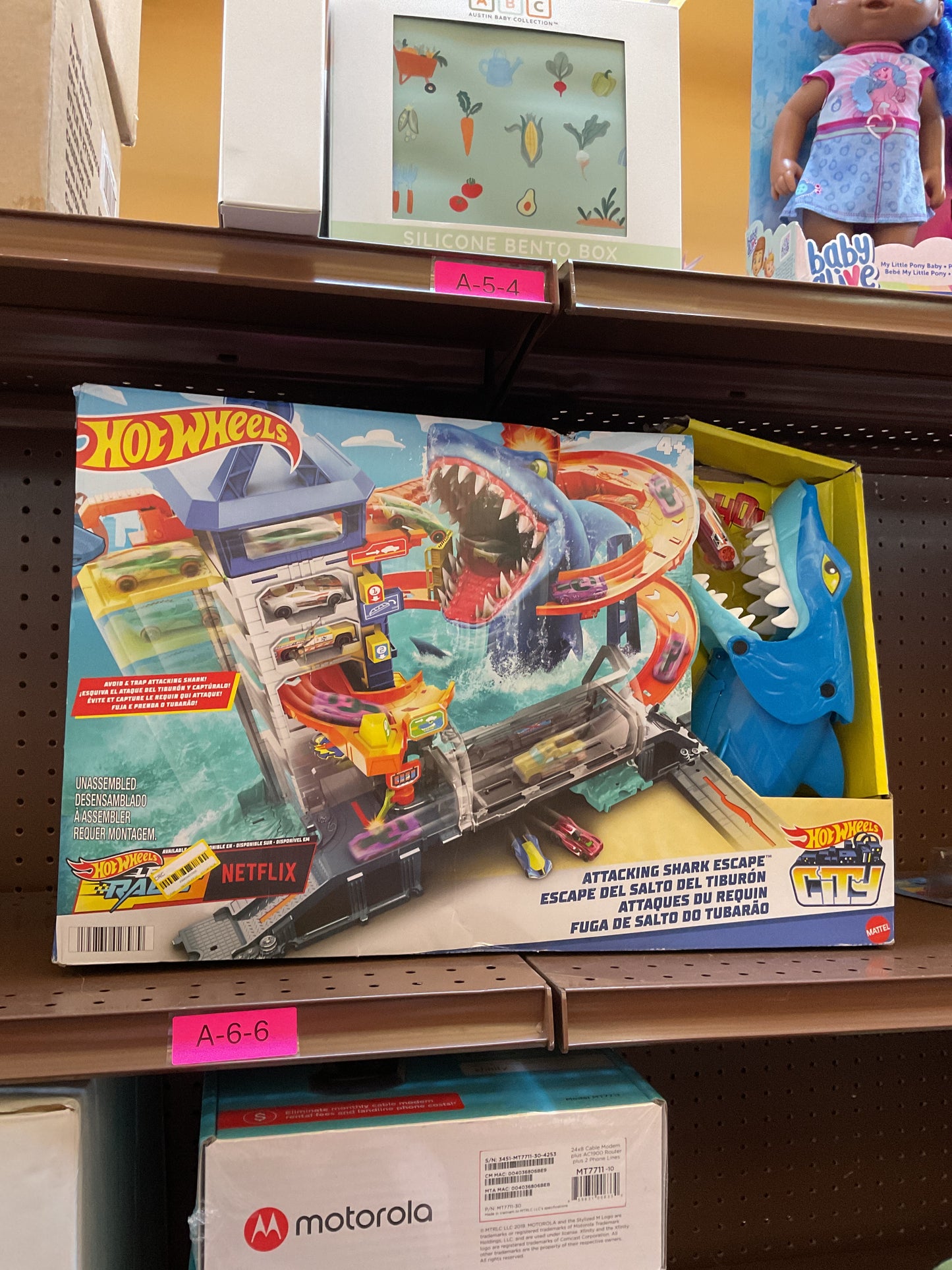 Hot Wheels City Attacking Shark Escape Playset with 1 Toy Car in 1:64 Scale- DAMAGED BOX
