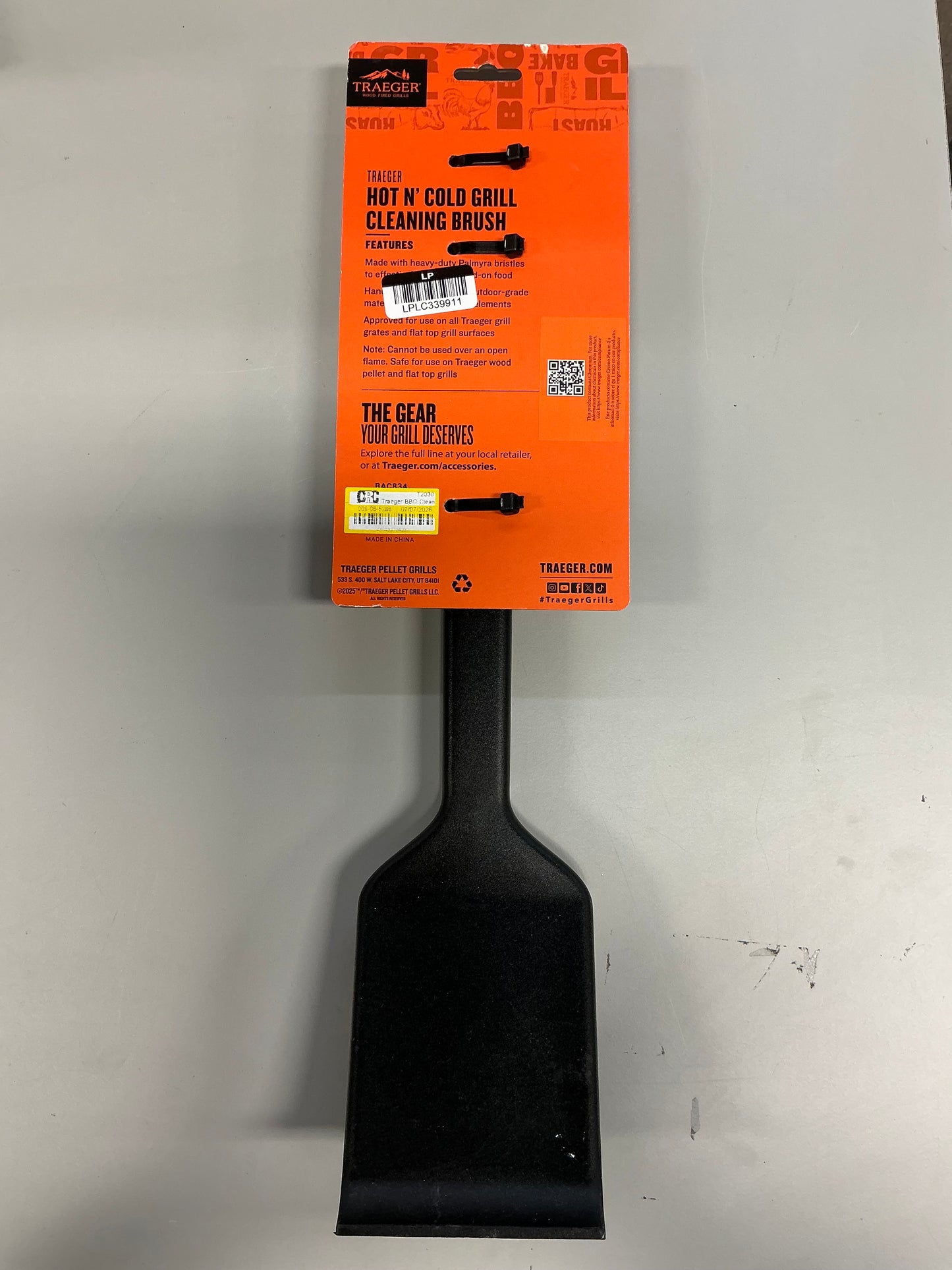 Traeger - BBQ Hot n Cold Bristle Cleaning Brush for Grill