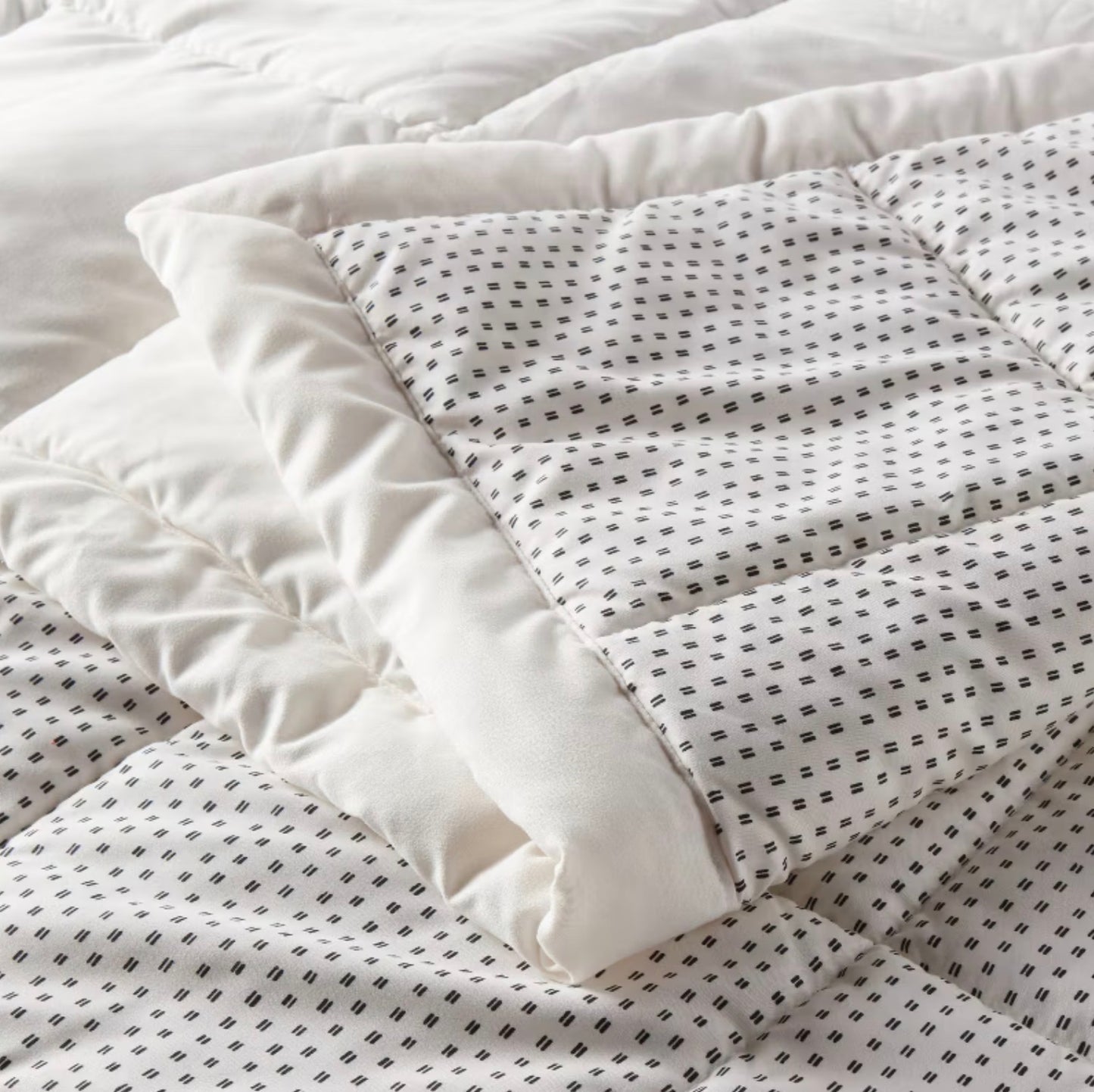 Full/Queen Quilted Down Alternative Bed Blanket - Ivory/Dash - Room Essentials™: Reversible Woven Shapes, 180 Thread Count - Some Dust From Shipping (see pictures)