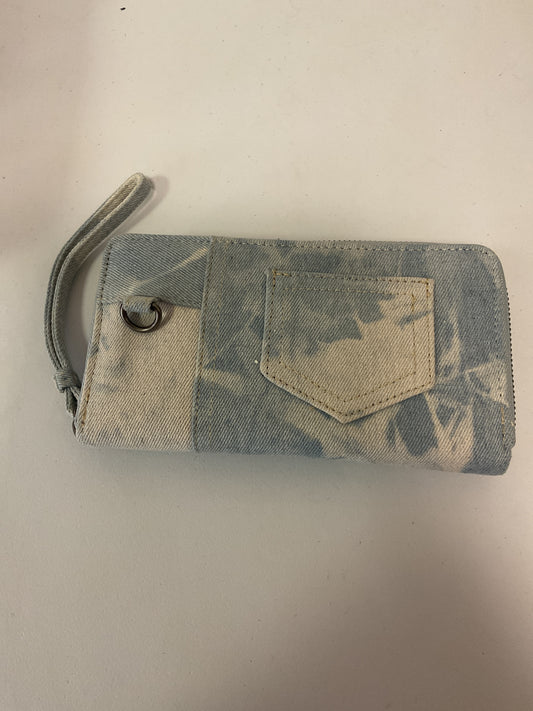 (CLEARANCE) Women's Zip Around Wristlet, Denim