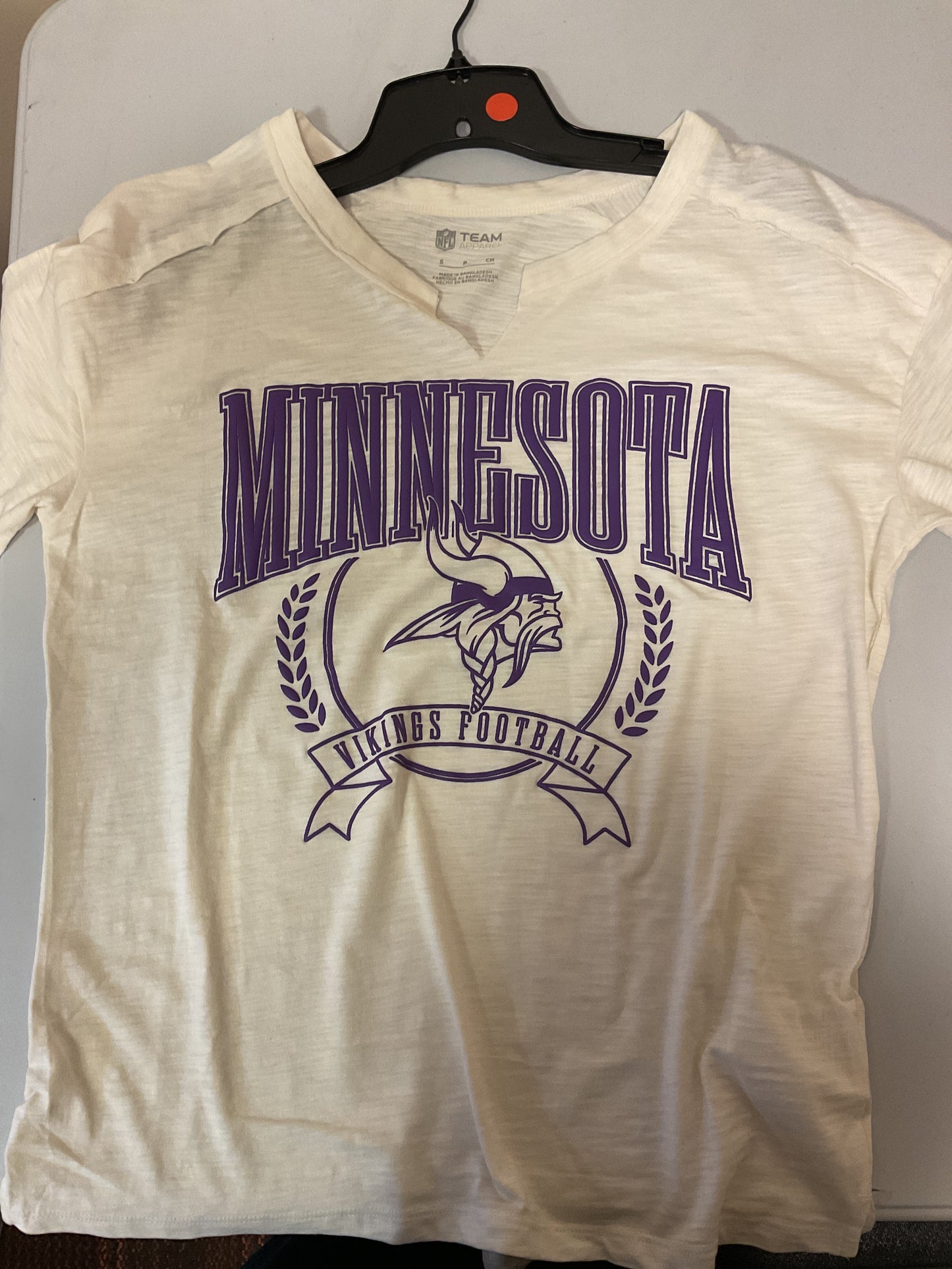 (CLEARANCE) NFL TEAM APPAREL - Vikings Raising Banners Short Sleeve - Cream/White