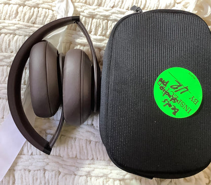 Beats - Studio Pro - Wireless Noise
Cancelling Over-the-Ear
Headphones - Deep Brown