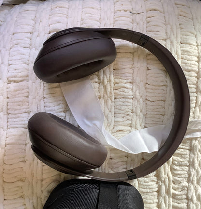 Beats - Studio Pro - Wireless Noise
Cancelling Over-the-Ear
Headphones - Deep Brown