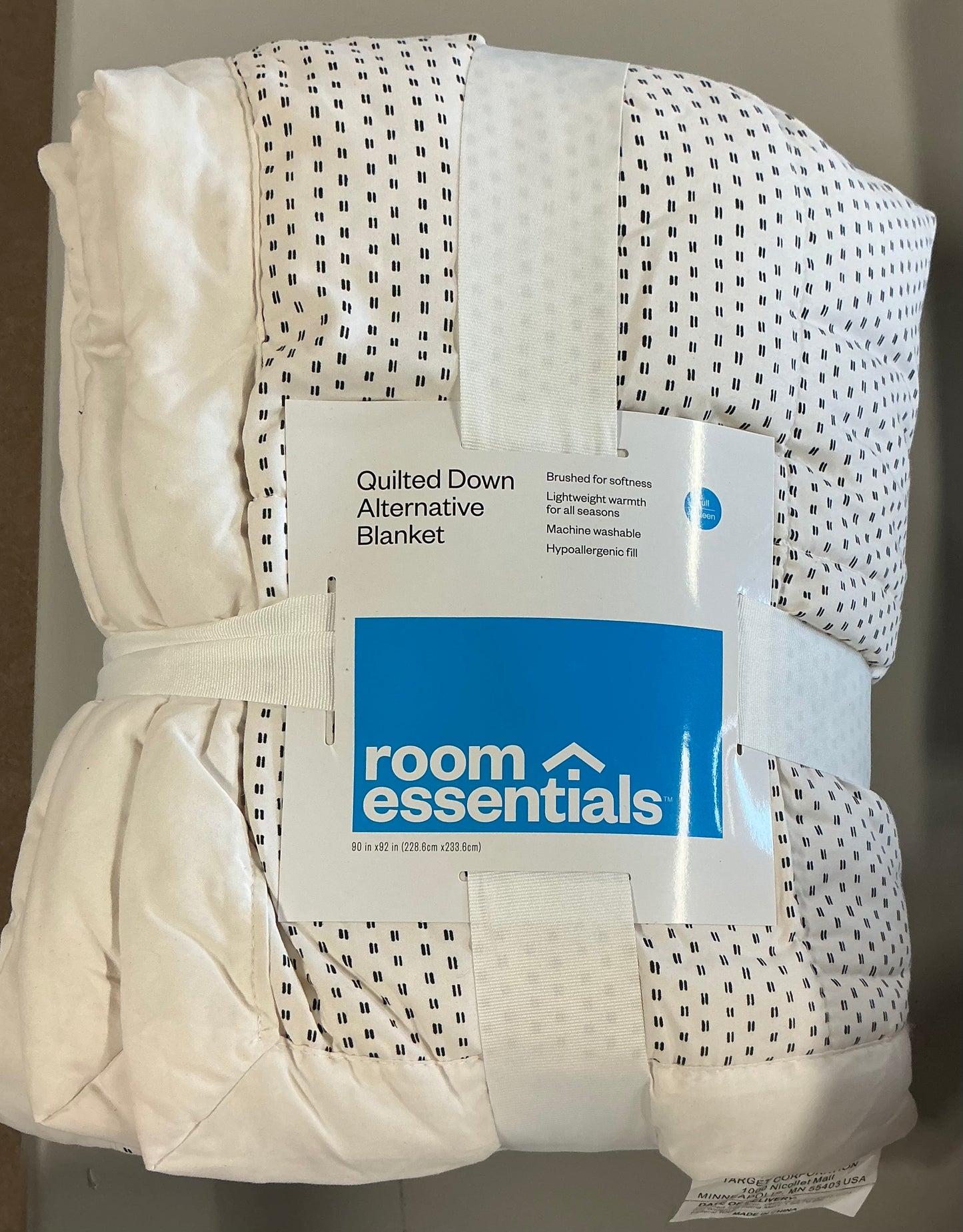 Full/Queen Quilted Down Alternative Bed Blanket - Ivory/Dash - Room Essentials™: Reversible Woven Shapes, 180 Thread Count - Some Dust From Shipping (see pictures)