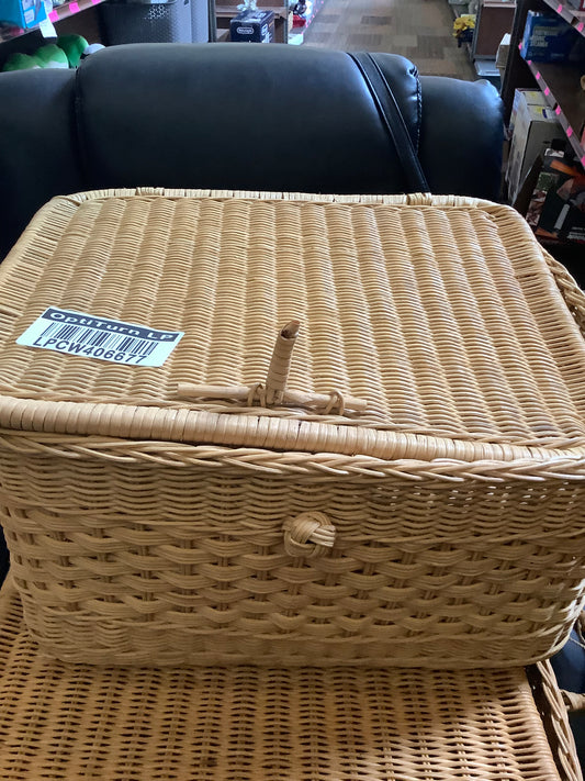 THRIFTY 70-Large Lidded Rattan Decorative Basket Brown
