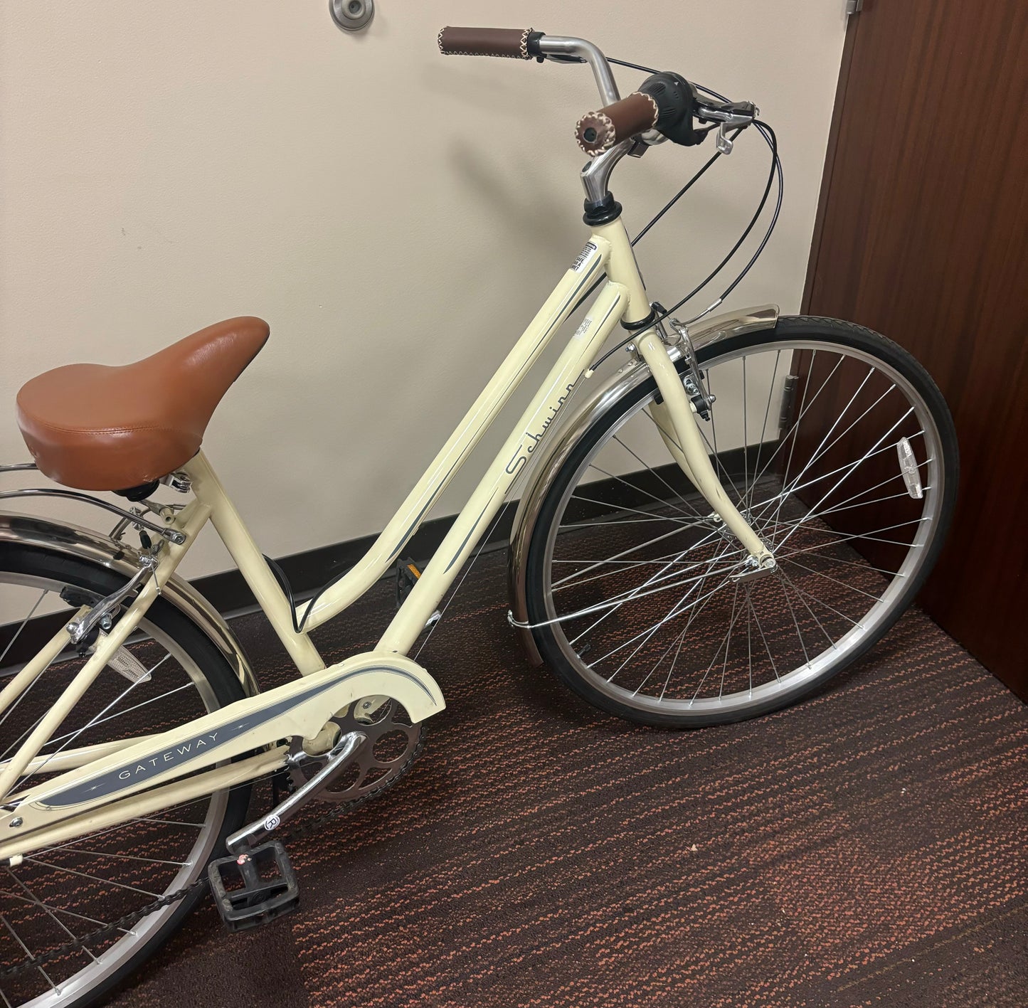 Schwinn Women's Gateway 700c/28"
Hybrid Bike - Cream