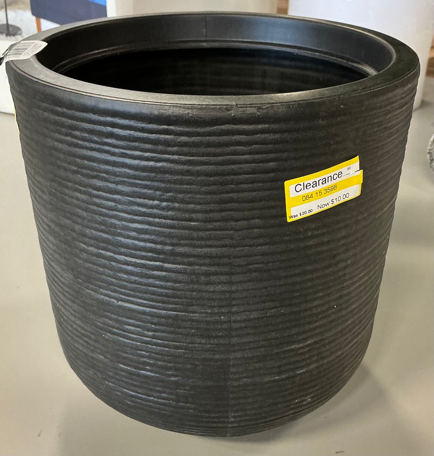 Fluted outdoor 8” planter - Black - SOME MINOR COSMETIC FLAWS