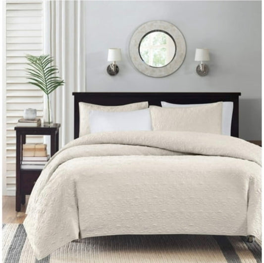 Madison Park cream-colored quilted quilt set with a decorative floral pattern king/cal king 3pcs