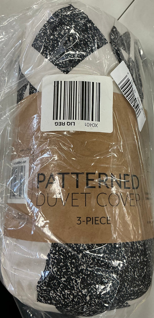 3-piece patterned duvet cover set in a black and white geometric design.Full/Queen