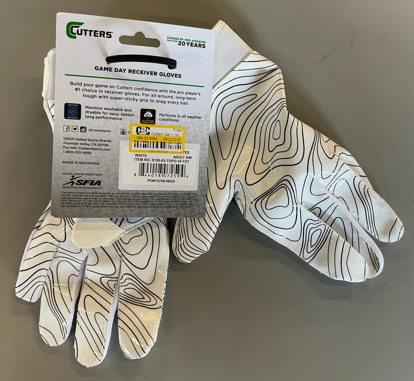 Cutters game day receiver gloves - white S/M: strap closure, polyurethane material