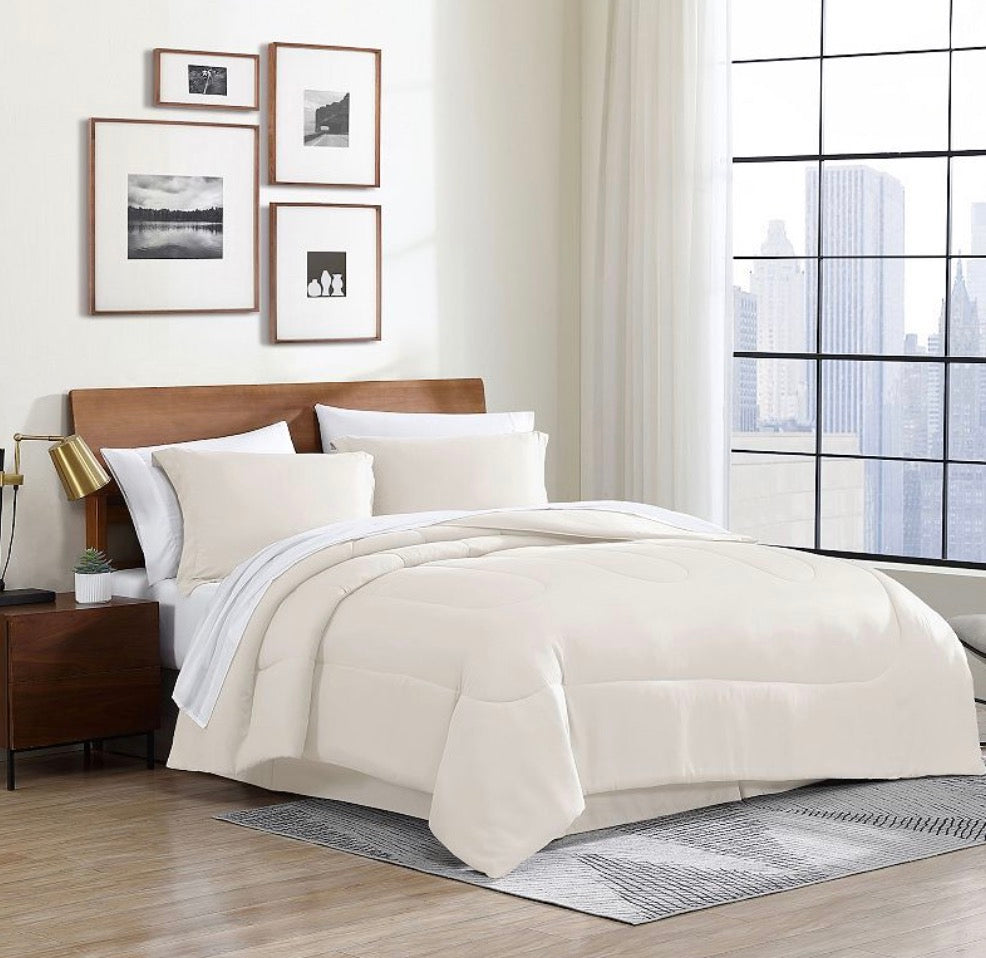 Swift Home Home Essentials Midweight Down King set 8pc - one comforter (102"x86"), two king shams (20"x36"+2" flange), one bed skirt (78"x80"+14"drop), one white fitted sheet (78"x80"), one white flat sheet
(102"x105") and two white pillowcases (20"x40").