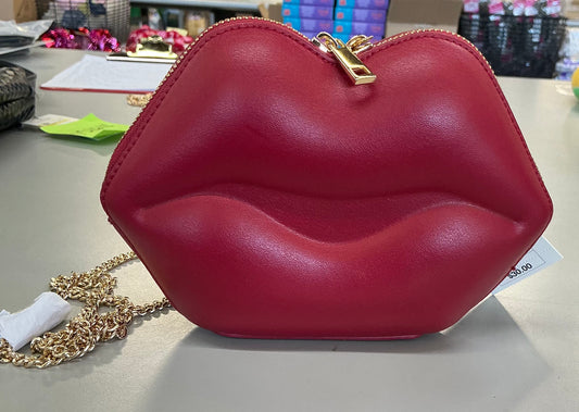 Red lip-shaped clutch with a detachable gold chain