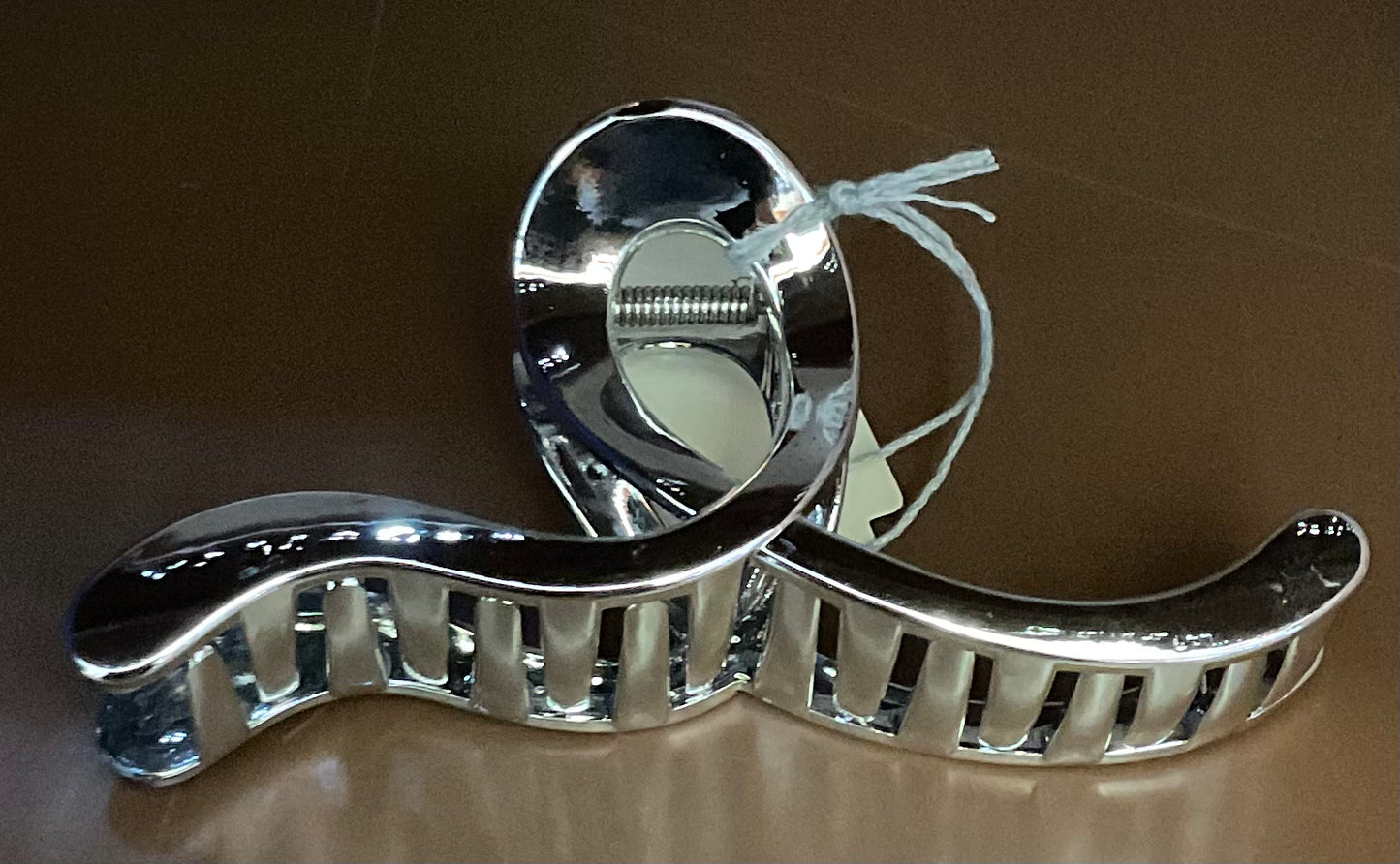 (CLEARANCE). Plastic Loop Claw Hair Clip -Silver: Fashion
Styling Accessory