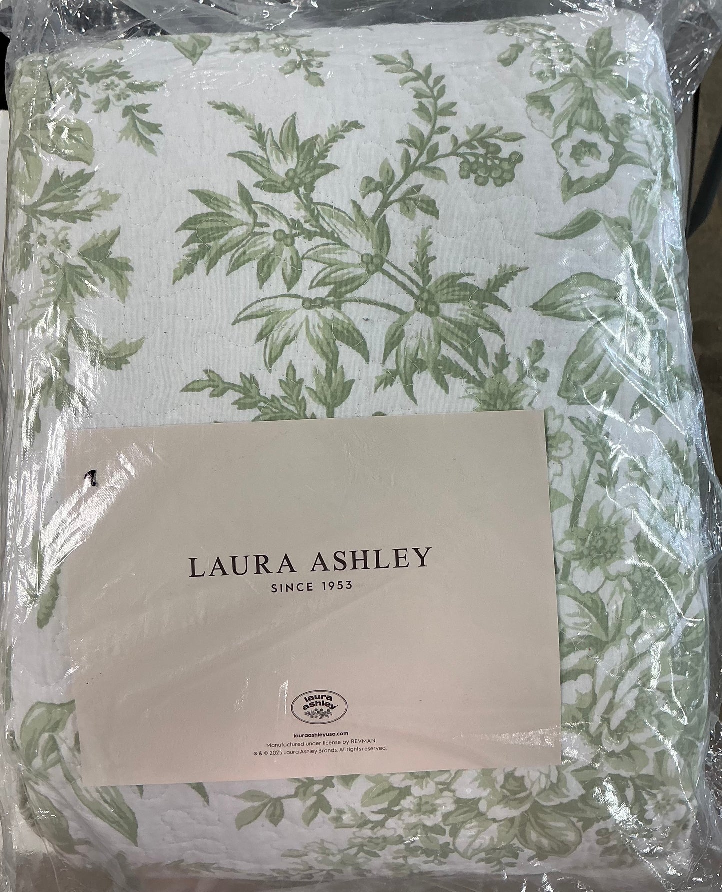 Laura Ashley Bedford Quilt Set king 3-pcs
Included: 1 Quilt(s), 2 Standard Sham(s)
