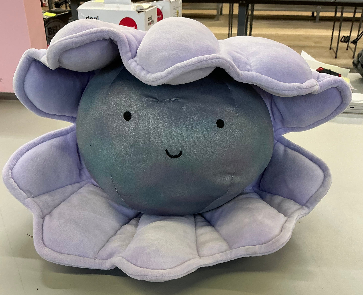 THRIFTY 70 - Clam with pearl weighted plush - USED - FINAL SALE - NO RETURNS
