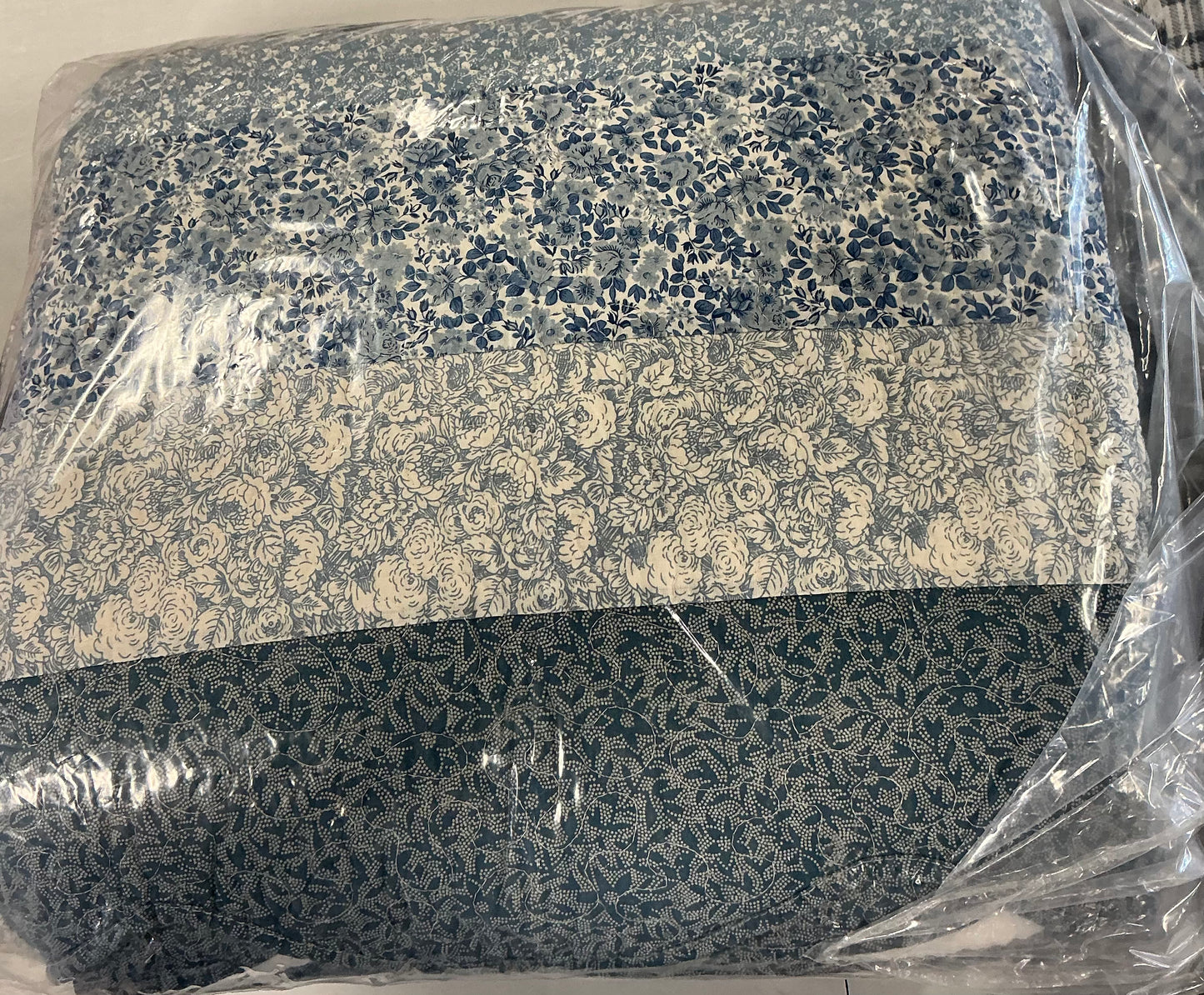 Modern Heirloom Collection Charlotte Queen -sized bedspread