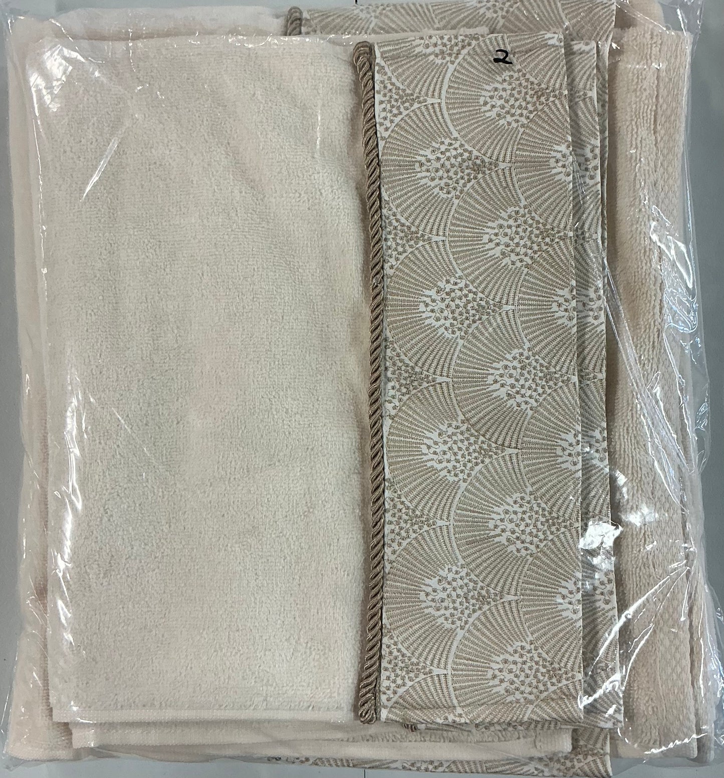 Avanti Deco Shell Ivory Embellished Bordered 3 Pieces Bath Towel Set-Included(1 Bath Towel and 2 Hand Towels)-Ivory