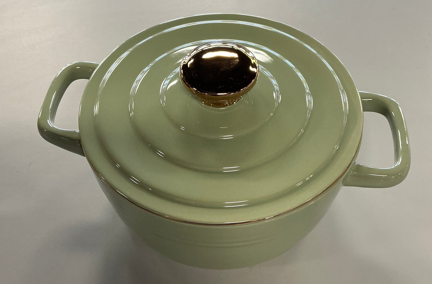 Denmark Stoneware 2-qt. Casserole Dish- Measurements: 8.6 Width/Inches, 10.5 Height/Inches
Capacity: 2 Qt
Maximum Temp (f): 400 Degrees F