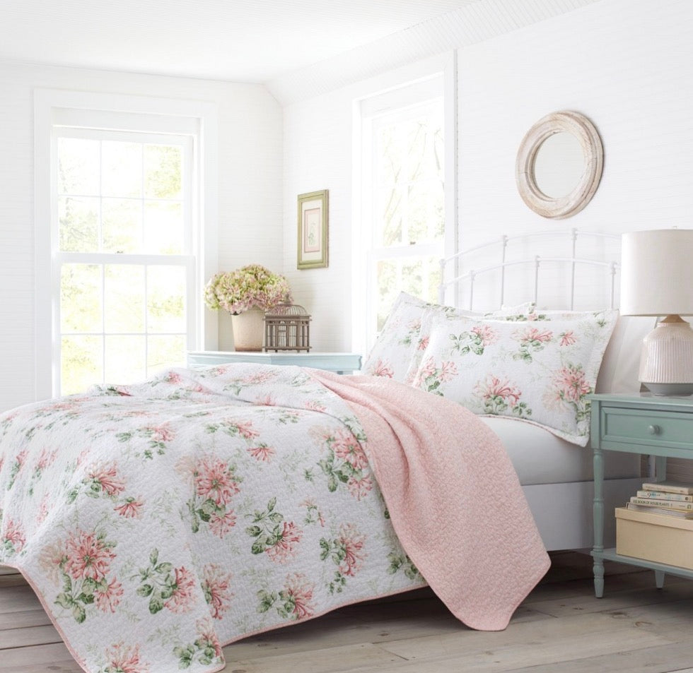 Laura Ashley Honeysuckle Cotton Reversible 3 Piece Quilt Set in pink king