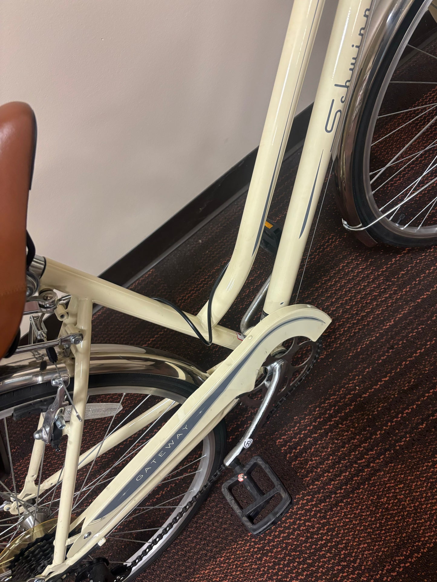 Schwinn Women's Gateway 700c/28"
Hybrid Bike - Cream
