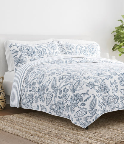 Reversible jacobean patterned quilt set in dusk blue FULL/QUEEN 3pcs