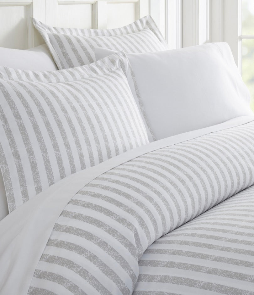 White and gray striped, 3-piece patterned duvet cover set size king/cal
