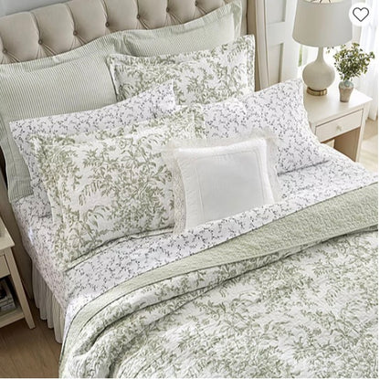 Laura Ashley Bedford Quilt Set king 3-pcs
Included: 1 Quilt(s), 2 Standard Sham(s)
