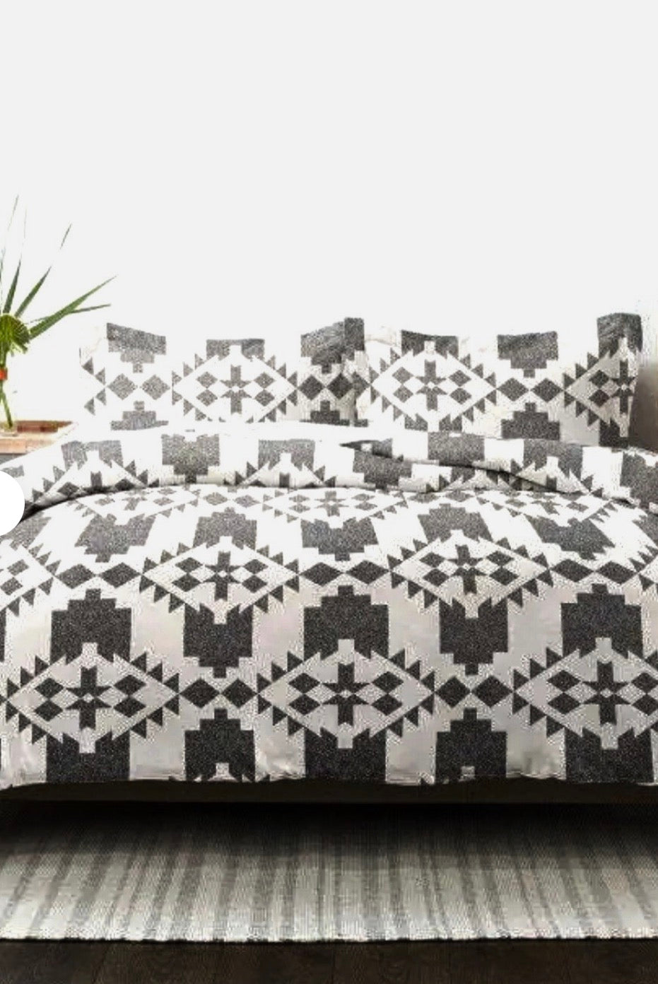 3-piece patterned duvet cover set in a black and white geometric design.Full/Queen