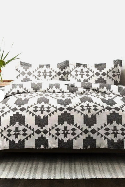 3-piece patterned duvet cover set in a black and white geometric design.Full/Queen