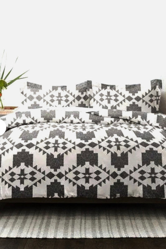 3-piece patterned duvet cover set in a black and white geometric design.Full/Queen