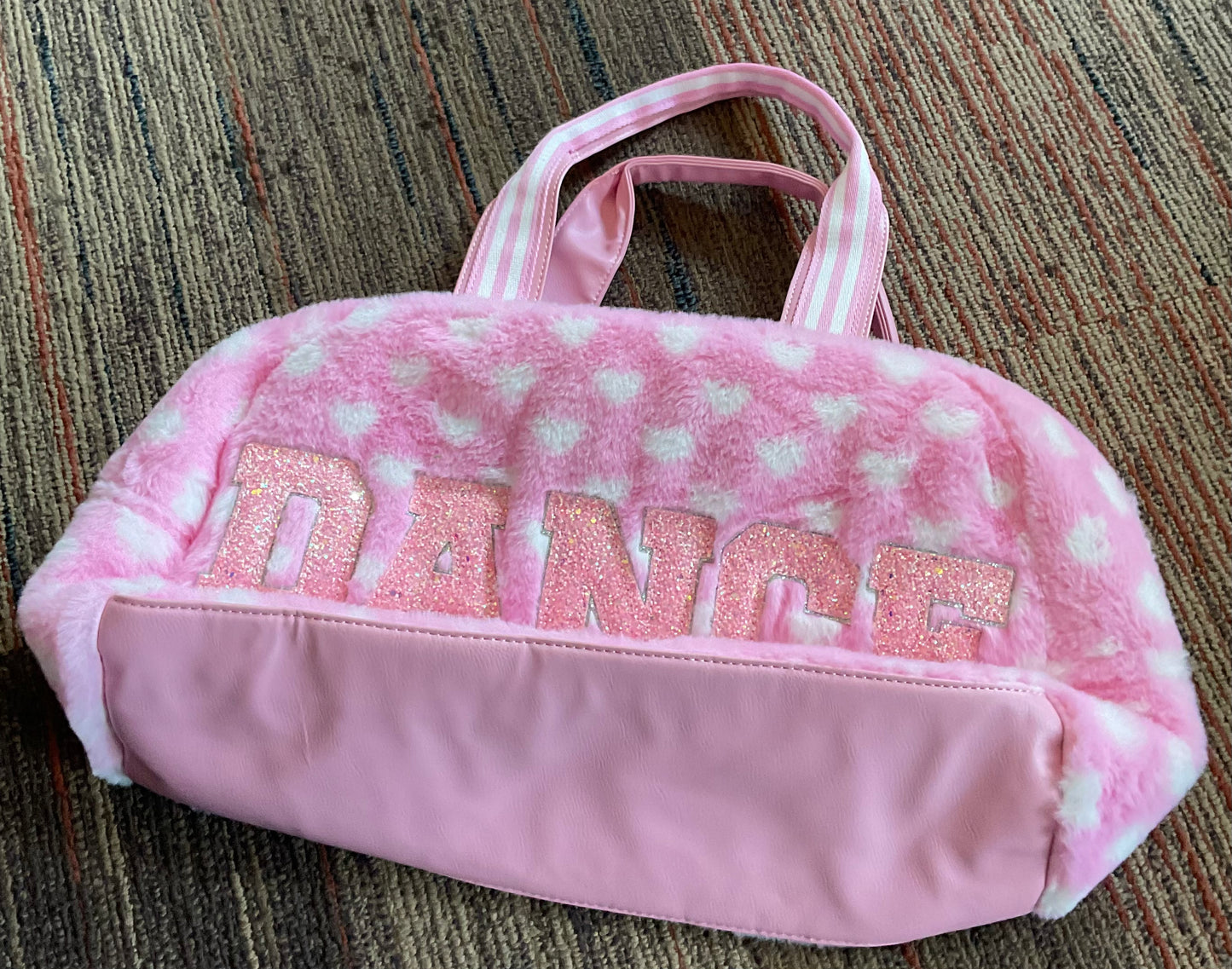 (Clearance )Dance Heart-Printed
Pink Faux Fur Plush
Medium Duffel Bag