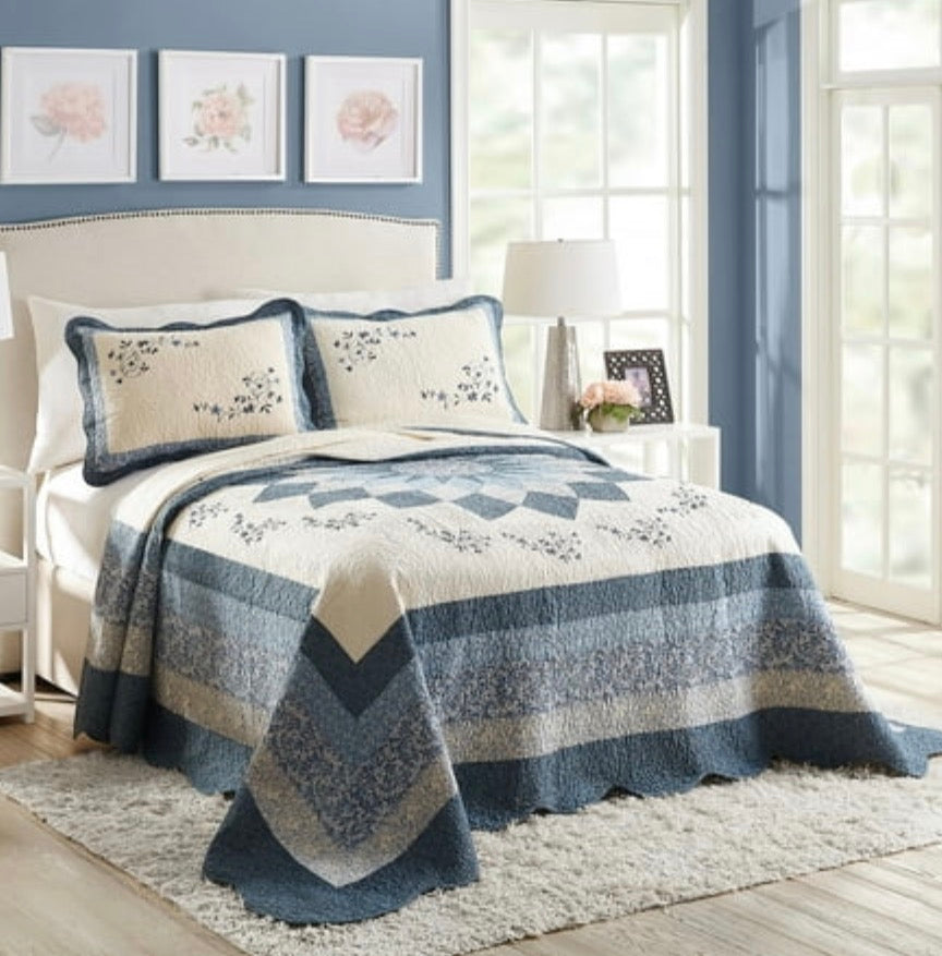 Modern Heirloom Collection Charlotte Queen -sized bedspread