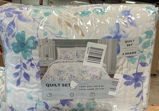 Quilt Set in king size featuring a floral print in blue and white. 3pcs