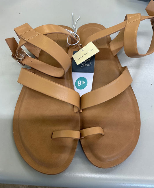 Universal Thread tan strappy flat sandals featuring a memory foam insole and a toe loop design size 9 1/2