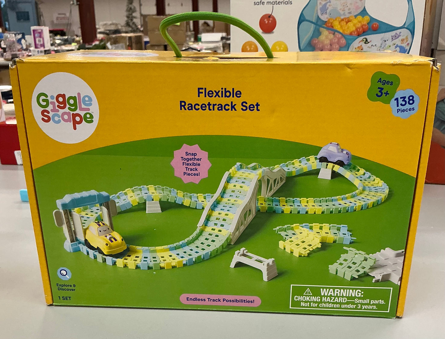 Gigglescape flexible racetrack and car