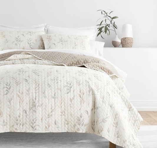 3-piece reversible patterned quilt set size FULL/QUEEN latte