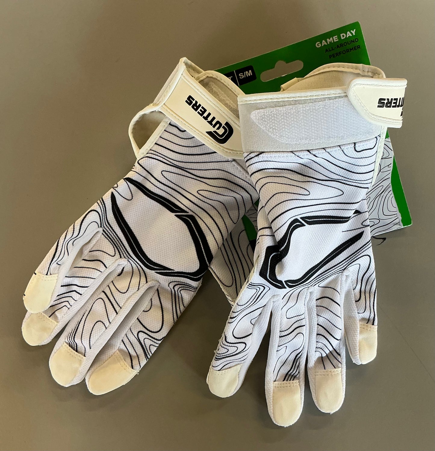 Cutters game day receiver gloves - white S/M: strap closure, polyurethane material