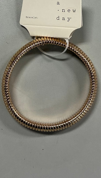 Gold-tone ribbed bracelet