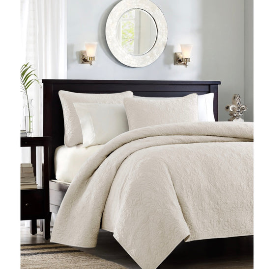 Madison Park cream-colored quilted quilt set with a decorative floral pattern king/cal king 3pcs