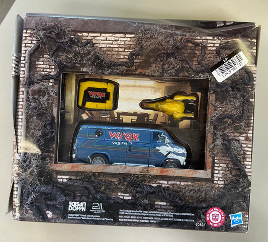 Transformers collaborative Stranger Things freak Wendy and 8-trax action figures - DAMAGED PACKAGE - PRODUCT IS NEW